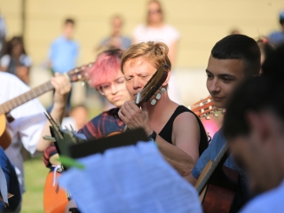 A Sándor Frigyes Zeneiskola tanévzáró koncertje a lakatolós téren (2022) - fotó: 
