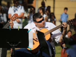 A Sándor Frigyes Zeneiskola tanévzáró koncertje a lakatolós téren (2022) - fotó: 