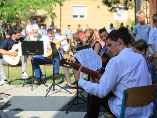 A Sándor Frigyes Zeneiskola tanévzáró koncertje a lakatolós téren (2022) - fotó: 