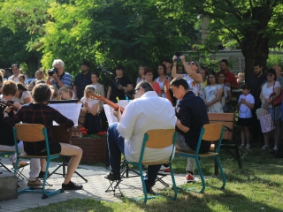 A Sándor Frigyes Zeneiskola tanévzáró koncertje a lakatolós téren (2022) - fotó: 