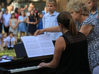 A Sándor Frigyes Zeneiskola tanévzáró koncertje a lakatolós téren (2022) - fotó: 