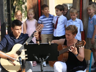 A Sándor Frigyes Zeneiskola tanévzáró koncertje a lakatolós téren (2022) - fotó: 