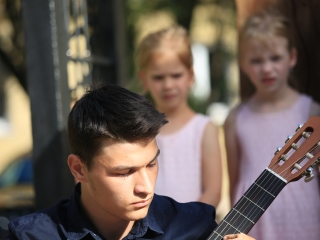 A Sándor Frigyes Zeneiskola tanévzáró koncertje a lakatolós téren (2022) - fotó: 