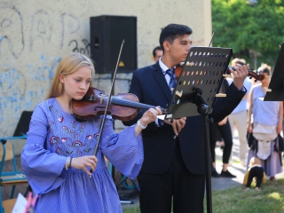 A Sándor Frigyes Zeneiskola tanévzáró koncertje a lakatolós téren (2022) - fotó: 