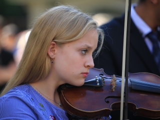 A Sándor Frigyes Zeneiskola tanévzáró koncertje a lakatolós téren (2022) - fotó: 