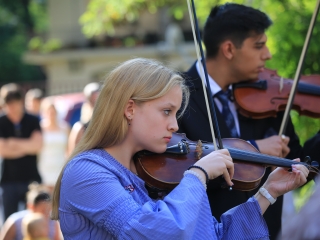 A Sándor Frigyes Zeneiskola tanévzáró koncertje a lakatolós téren (2022) - fotó: 