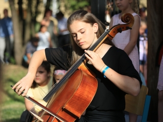 A Sándor Frigyes Zeneiskola tanévzáró koncertje a lakatolós téren (2022) - fotó: 