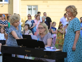 A Sándor Frigyes Zeneiskola tanévzáró koncertje a lakatolós téren (2022) - fotó: 