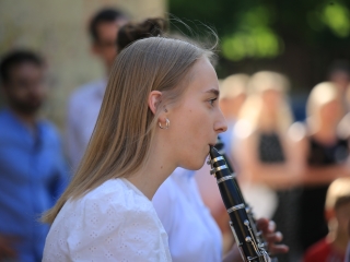 A Sándor Frigyes Zeneiskola tanévzáró koncertje a lakatolós téren (2022) - fotó: 