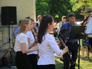 A Sándor Frigyes Zeneiskola tanévzáró koncertje a lakatolós téren (2022) - fotó: 