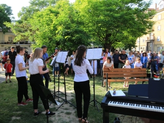 A Sándor Frigyes Zeneiskola tanévzáró koncertje a lakatolós téren (2022) - fotó: 