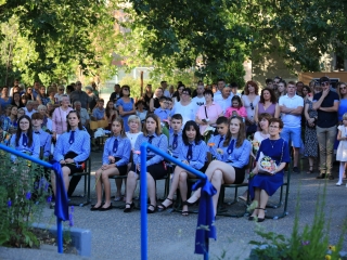 Zászló, dalok, virágözön, szép szavak – ballagás a Móriczban - fotó: 