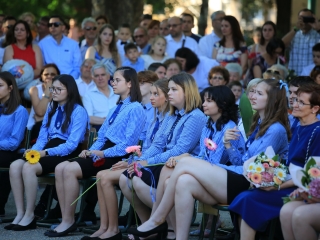 Zászló, dalok, virágözön, szép szavak – ballagás a Móriczban - fotó: 