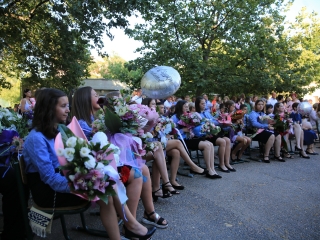 Zászló, dalok, virágözön, szép szavak – ballagás a Móriczban - fotó: 