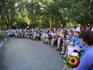 Zászló, dalok, virágözön, szép szavak – ballagás a Móriczban - fotó: 