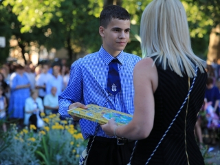 Zászló, dalok, virágözön, szép szavak – ballagás a Móriczban - fotó: 