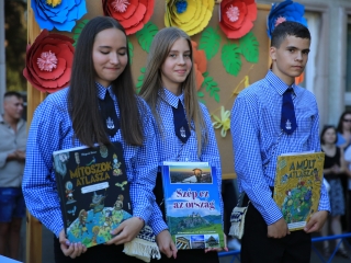 Zászló, dalok, virágözön, szép szavak – ballagás a Móriczban - fotó: 