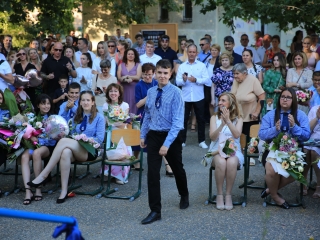 Zászló, dalok, virágözön, szép szavak – ballagás a Móriczban - fotó: 