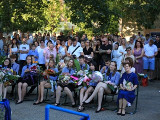 Zászló, dalok, virágözön, szép szavak – ballagás a Móriczban - fotó: 