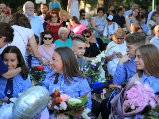 Zászló, dalok, virágözön, szép szavak – ballagás a Móriczban - fotó: 