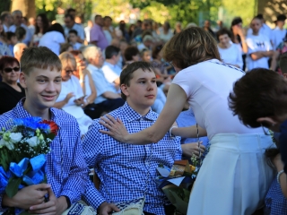 Zászló, dalok, virágözön, szép szavak – ballagás a Móriczban - fotó: 