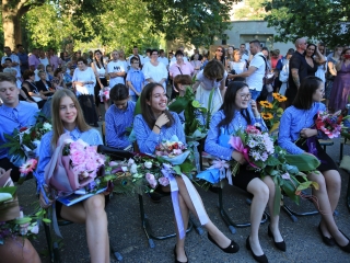 Zászló, dalok, virágözön, szép szavak – ballagás a Móriczban - fotó: 