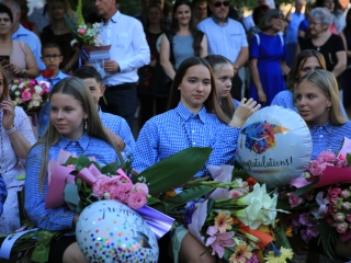 Zászló, dalok, virágözön, szép szavak – ballagás a Móriczban - fotó: 