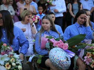 Zászló, dalok, virágözön, szép szavak – ballagás a Móriczban - fotó: 
