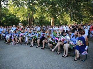 Zászló, dalok, virágözön, szép szavak – ballagás a Móriczban - fotó: 