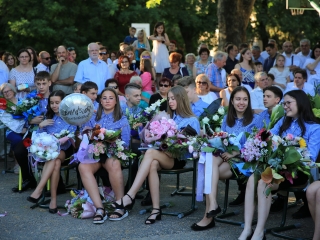 Zászló, dalok, virágözön, szép szavak – ballagás a Móriczban - fotó: 