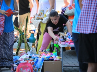 Csomagtartóvásár a Városháza parkolóban - fotó: 