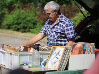 Csomagtartóvásár a Városháza parkolóban - fotó: 