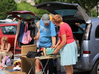 Csomagtartóvásár a Városháza parkolóban - fotó: 