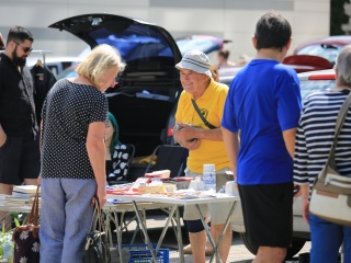 Csomagtartóvásár a Városháza parkolóban - fotó: 
