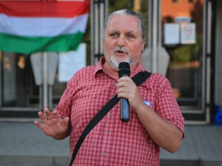 Tiltakozó akció a Városháza téren - fotó: 