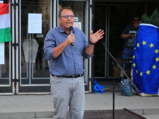 Tiltakozó akció a Városháza téren - fotó: 