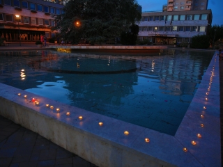 Tiltakozó akció a Városháza téren - fotó: 