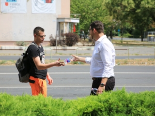 Jelképes akció a tikkasztó nyárban - fotó: 