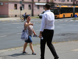 Jelképes akció a tikkasztó nyárban - fotó: 