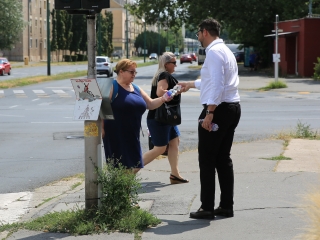 Jelképes akció a tikkasztó nyárban - fotó: 