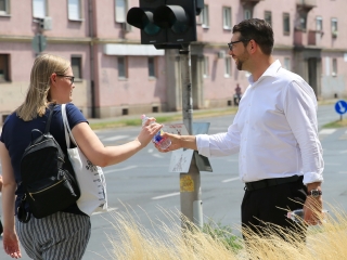 Jelképes akció a tikkasztó nyárban - fotó: 