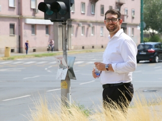 Jelképes akció a tikkasztó nyárban - fotó: 