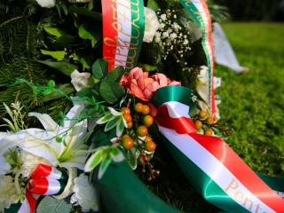 Nemzeti gyásznap a forradalmi emlékműnél - fotó: 