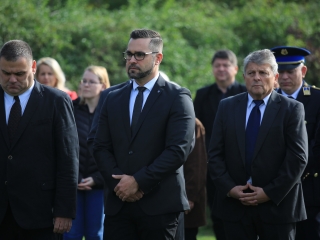 Nemzeti gyásznap a forradalmi emlékműnél - fotó: 