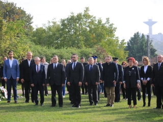 Nemzeti gyásznap a forradalmi emlékműnél - fotó: 