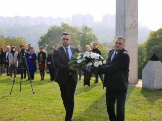 Nemzeti gyásznap a forradalmi emlékműnél - fotó: 