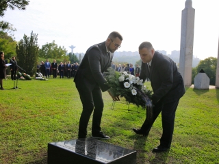 Nemzeti gyásznap a forradalmi emlékműnél - fotó: 