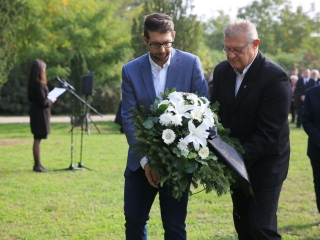 Nemzeti gyásznap a forradalmi emlékműnél - fotó: 