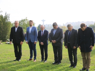 Nemzeti gyásznap a forradalmi emlékműnél - fotó: 