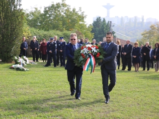 Nemzeti gyásznap a forradalmi emlékműnél - fotó: 